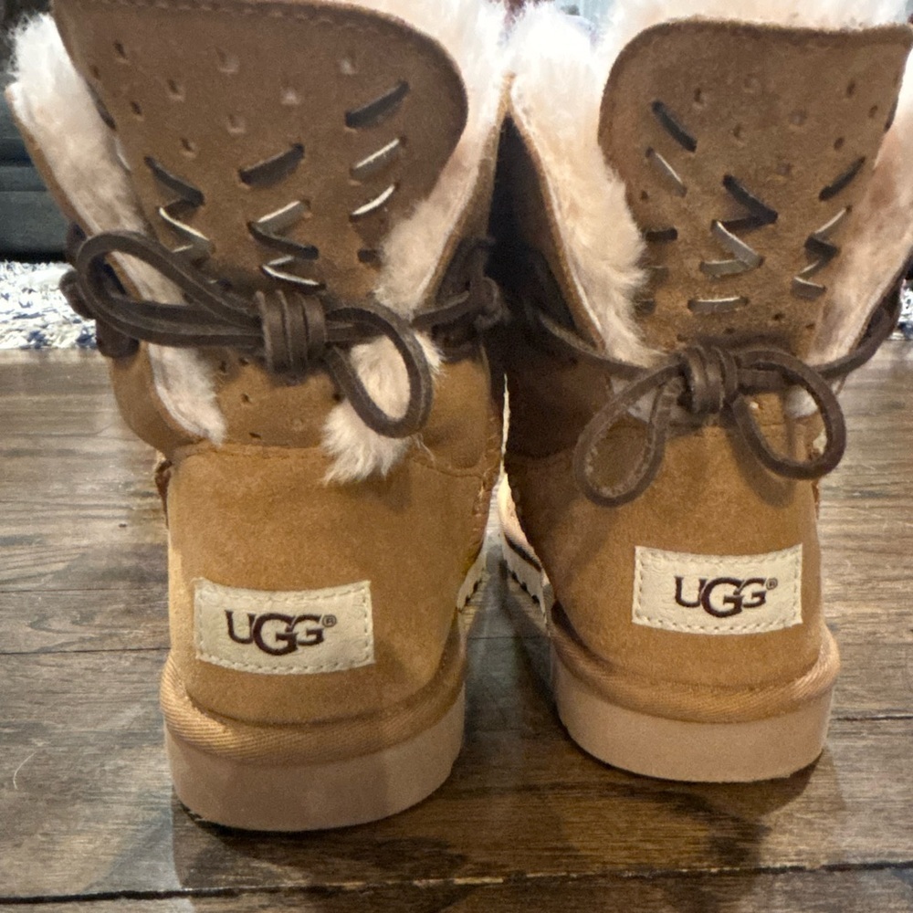 UGG Adoria Tehuano boots- size 3 kids- like new
